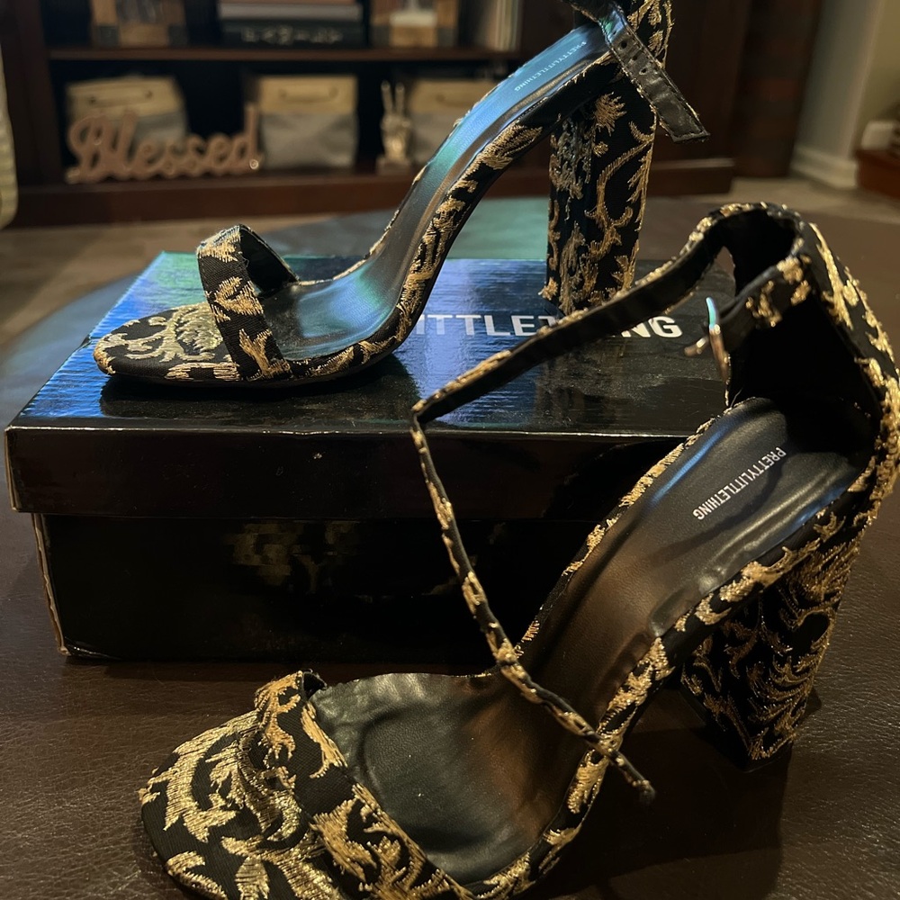 PrettyLittleThing Black/Gold Heel